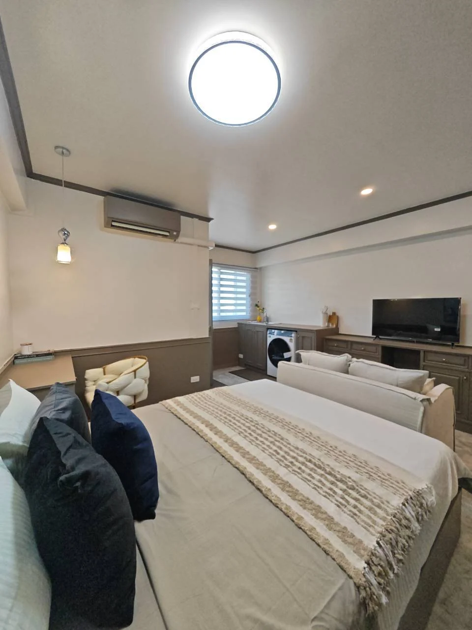 Staged living area — PP Condo, Building D, Floor 6, Room 608, photo 1
